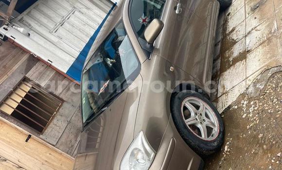 Sayi Na hannu Toyota Avensis Brown Mota in Douala a Ƙasar Kamaru Sayi Na hannu Toyota Avensis Brown Mota in Douala a Ƙasar Kamaru