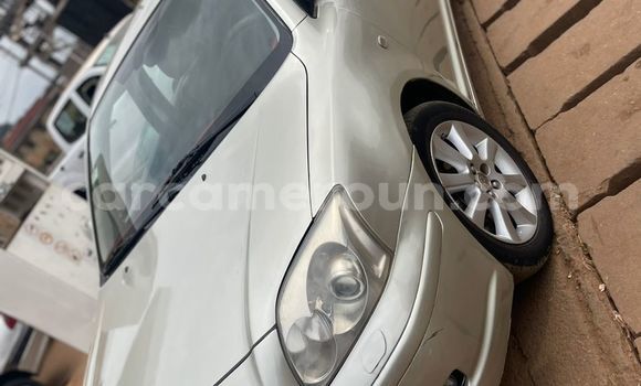 Sayi Na hannu Toyota Avensis Azurfa Mota in Douala a Ƙasar Kamaru