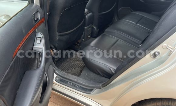Sayi Na hannu Toyota Avensis Azurfa Mota in Douala a Ƙasar Kamaru Sayi Na hannu Toyota Avensis Azurfa Mota in Douala a Ƙasar Kamaru