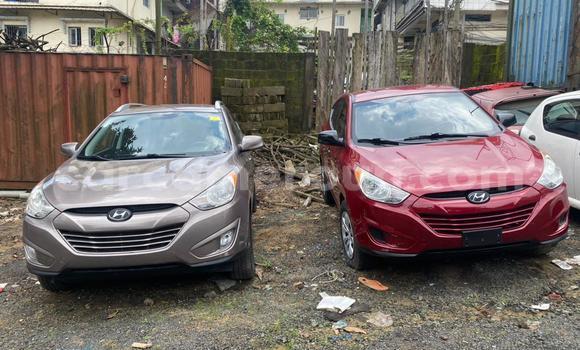 Sayi Imported Hyundai Tucson Azurfa Mota in Douala a Ƙasar Kamaru