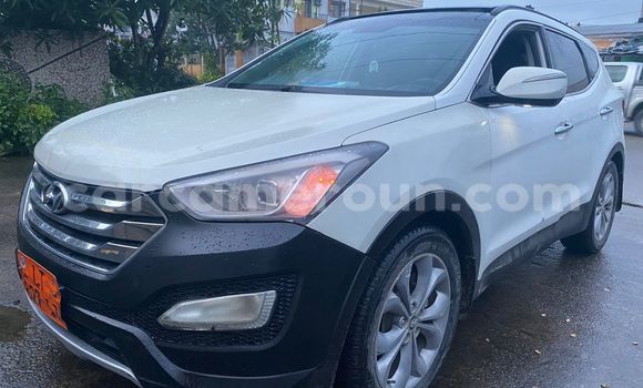 Sayi Na hannu Hyundai Santa Fe White Mota in Douala a Ƙasar Kamaru