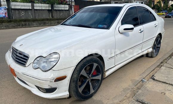 Sayi Na hannu Mercedes‒Benz C–Class White Mota in Douala a Ƙasar Kamaru