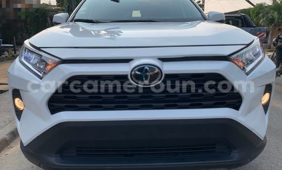 Sayi Na hannu Toyota RAV4 White Mota in Douala a Ƙasar Kamaru Sayi Na hannu Toyota RAV4 White Mota in Douala a Ƙasar Kamaru