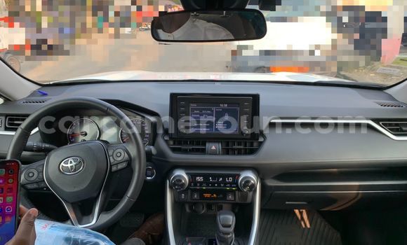 Sayi Na hannu Toyota RAV4 White Mota in Douala a Ƙasar Kamaru Sayi Na hannu Toyota RAV4 White Mota in Douala a Ƙasar Kamaru