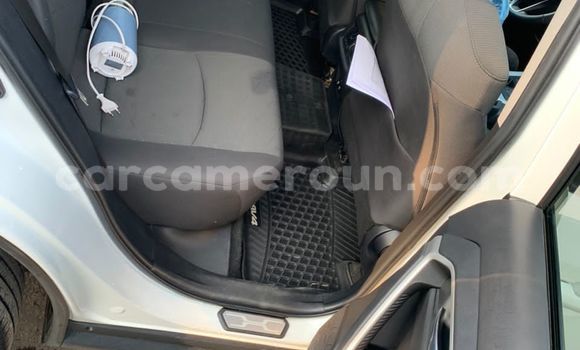 Sayi Na hannu Toyota RAV4 White Mota in Douala a Ƙasar Kamaru Sayi Na hannu Toyota RAV4 White Mota in Douala a Ƙasar Kamaru