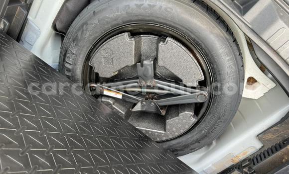 Sayi Na hannu Toyota RAV4 White Mota in Douala a Ƙasar Kamaru Sayi Na hannu Toyota RAV4 White Mota in Douala a Ƙasar Kamaru