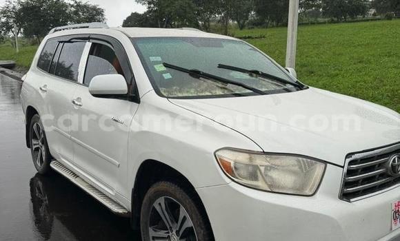 Sayi Na hannu Toyota Highlander White Mota in Douala a Ƙasar Kamaru