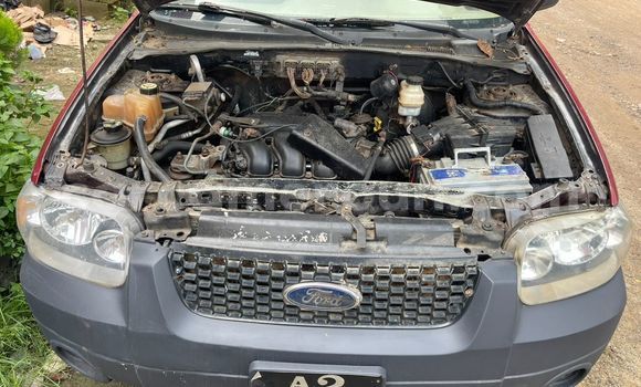 Sayi Na hannu Ford Escape Red Mota in Douala a Ƙasar Kamaru