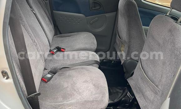 Sayi Na hannu Toyota Yaris Verso Azurfa Mota in Yaounde a Babban Kamaru Sayi Na hannu Toyota Yaris Verso Azurfa Mota in Yaounde a Babban Kamaru