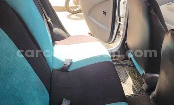 Sayi Na hannu Toyota Yaris White Mota in Douala a Ƙasar Kamaru Sayi Na hannu Toyota Yaris White Mota in Douala a Ƙasar Kamaru