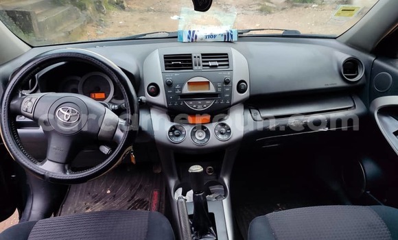 Sayi Na hannu Toyota RAV4 Azurfa Mota in Douala a Ƙasar Kamaru Sayi Na hannu Toyota RAV4 Azurfa Mota in Douala a Ƙasar Kamaru