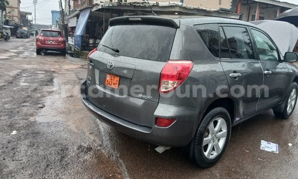 Sayi Na hannu Toyota RAV4 Azurfa Mota in Douala a Ƙasar Kamaru Sayi Na hannu Toyota RAV4 Azurfa Mota in Douala a Ƙasar Kamaru