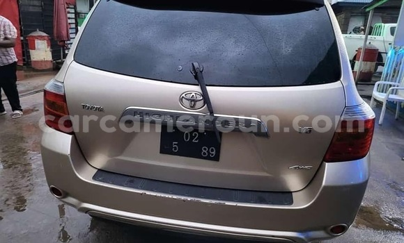 Sayi Na hannu Toyota Highlander M Mota in Douala a Ƙasar Kamaru Sayi Na hannu Toyota Highlander M Mota in Douala a Ƙasar Kamaru