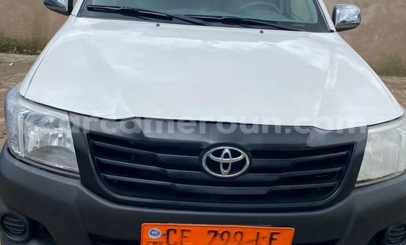 Sayi Na hannu Toyota Pickup White Mota in Douala a Ƙasar Kamaru