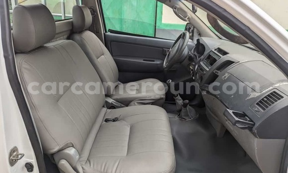 Sayi Sabo Toyota Hilux White Mota in Douala a Ƙasar Kamaru Sayi Sabo Toyota Hilux White Mota in Douala a Ƙasar Kamaru