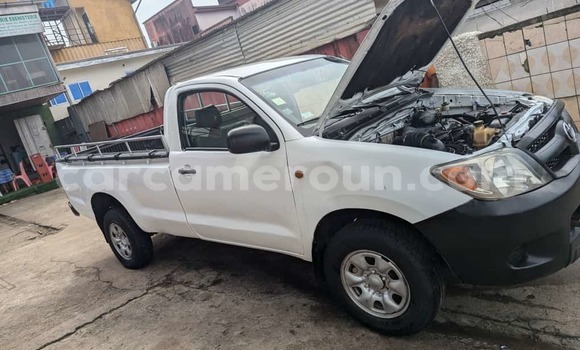 Sayi Sabo Toyota Hilux White Mota in Douala a Ƙasar Kamaru Sayi Sabo Toyota Hilux White Mota in Douala a Ƙasar Kamaru