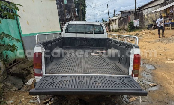 Sayi Sabo Toyota Hilux White Mota in Douala a Ƙasar Kamaru Sayi Sabo Toyota Hilux White Mota in Douala a Ƙasar Kamaru