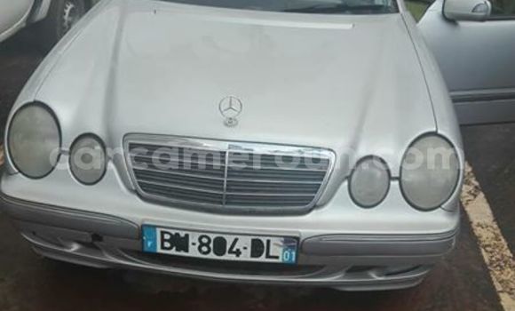 Sayi Na hannu Mercedes‒Benz E–Class Azurfa Mota in Yaounde a Babban Kamaru