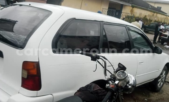 Sayi Na hannu Toyota Corolla White Mota in Douala a Ƙasar Kamaru Sayi Na hannu Toyota Corolla White Mota in Douala a Ƙasar Kamaru