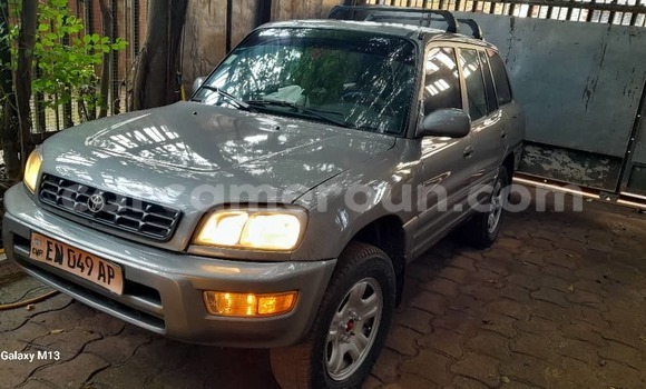 Sayi Sabo Toyota RAV4 Sauran Mota in Yaounde a Babban Kamaru Sayi Sabo Toyota RAV4 Sauran Mota in Yaounde a Babban Kamaru