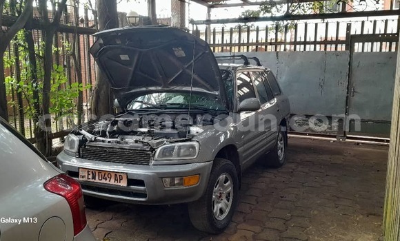 Sayi Sabo Toyota RAV4 Sauran Mota in Yaounde a Babban Kamaru Sayi Sabo Toyota RAV4 Sauran Mota in Yaounde a Babban Kamaru