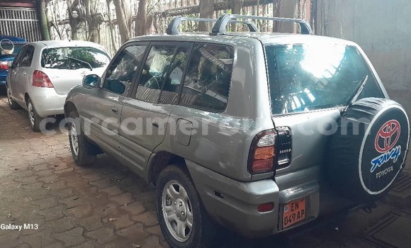 Sayi Sabo Toyota RAV4 Sauran Mota in Yaounde a Babban Kamaru Sayi Sabo Toyota RAV4 Sauran Mota in Yaounde a Babban Kamaru