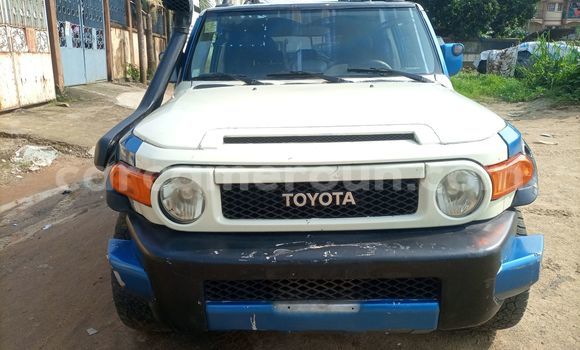 Sayi Na hannu Toyota FJ Cruiser Blue Mota in Douala a Ƙasar Kamaru Sayi Na hannu Toyota FJ Cruiser Blue Mota in Douala a Ƙasar Kamaru