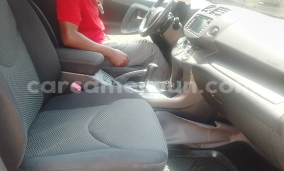 Sayi Sabo Toyota RAV4 Brown Mota in Douala a Ƙasar Kamaru Sayi Sabo Toyota RAV4 Brown Mota in Douala a Ƙasar Kamaru