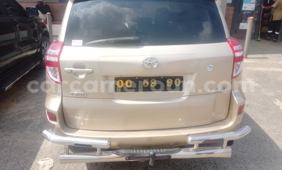 Sayi Sabo Toyota RAV4 Brown Mota in Douala a Ƙasar Kamaru Sayi Sabo Toyota RAV4 Brown Mota in Douala a Ƙasar Kamaru