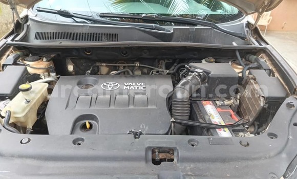 Sayi Sabo Toyota RAV4 Brown Mota in Douala a Ƙasar Kamaru Sayi Sabo Toyota RAV4 Brown Mota in Douala a Ƙasar Kamaru