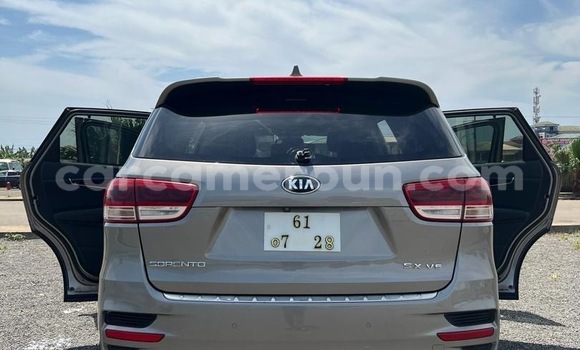 Sayi Na hannu Kia Sorento Azurfa Mota in Douala a Ƙasar Kamaru Sayi Na hannu Kia Sorento Azurfa Mota in Douala a Ƙasar Kamaru