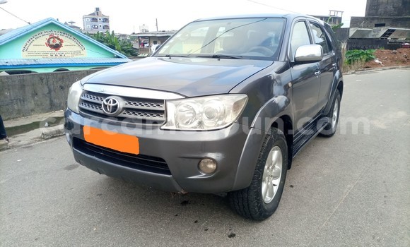 Sayi Na hannu Toyota Fortuner Azurfa Mota in Douala a Ƙasar Kamaru Sayi Na hannu Toyota Fortuner Azurfa Mota in Douala a Ƙasar Kamaru