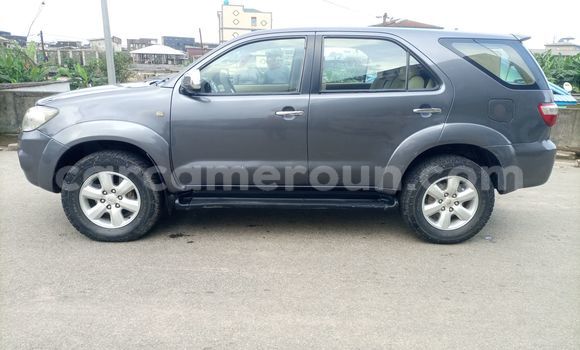 Sayi Na hannu Toyota Fortuner Azurfa Mota in Douala a Ƙasar Kamaru Sayi Na hannu Toyota Fortuner Azurfa Mota in Douala a Ƙasar Kamaru