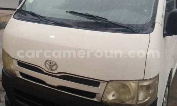 Sayi Imported Toyota Hiace White Mota in Douala a Ƙasar Kamaru