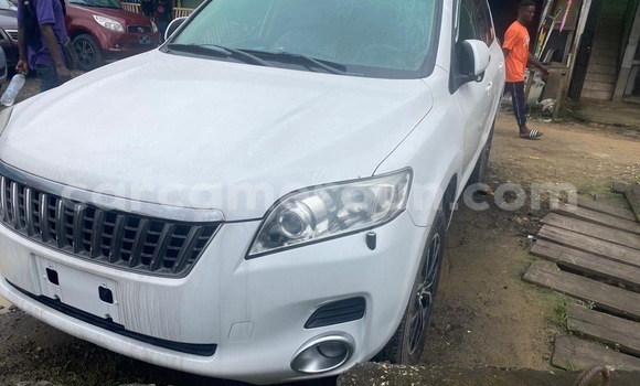 Sayi Sabo Toyota Vanguard White Mota in Douala a Ƙasar Kamaru