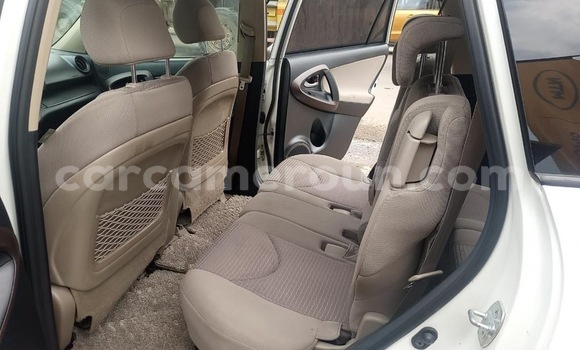 Sayi Sabo Toyota Vanguard White Mota in Douala a Ƙasar Kamaru Sayi Sabo Toyota Vanguard White Mota in Douala a Ƙasar Kamaru