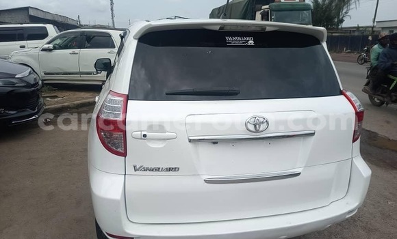 Sayi Sabo Toyota Vanguard White Mota in Douala a Ƙasar Kamaru Sayi Sabo Toyota Vanguard White Mota in Douala a Ƙasar Kamaru