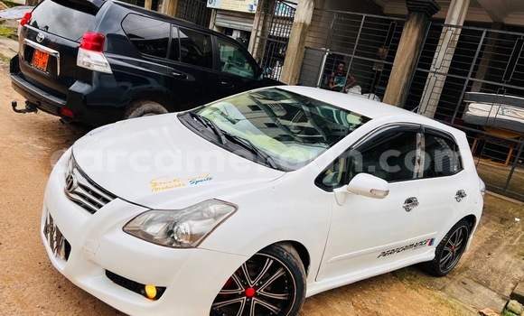 Sayi Imported Toyota Blade White Mota in Douala a Ƙasar Kamaru