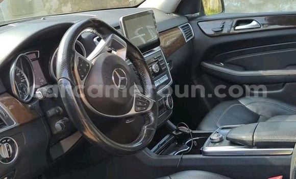 Sayi Na hannu Mercedes‒Benz ML–Class Black Mota in Douala a Ƙasar Kamaru Sayi Na hannu Mercedes‒Benz ML–Class Black Mota in Douala a Ƙasar Kamaru