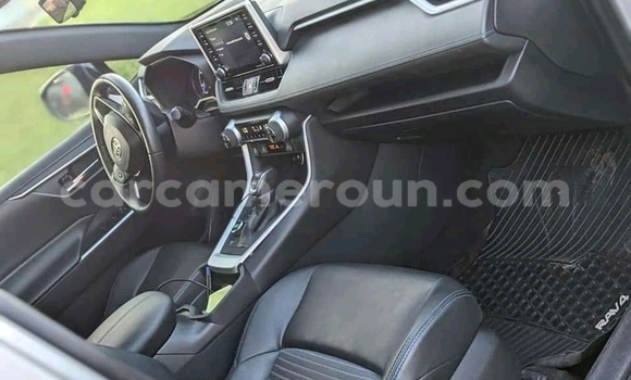 Sayi Imported Toyota RAV4 Azurfa Mota in Douala a Ƙasar Kamaru Sayi Imported Toyota RAV4 Azurfa Mota in Douala a Ƙasar Kamaru