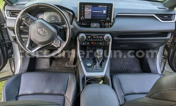 Sayi Imported Toyota RAV4 Azurfa Mota in Douala a Ƙasar Kamaru Sayi Imported Toyota RAV4 Azurfa Mota in Douala a Ƙasar Kamaru