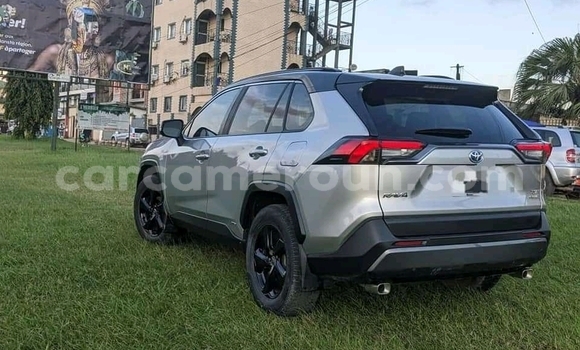 Sayi Imported Toyota RAV4 Azurfa Mota in Douala a Ƙasar Kamaru Sayi Imported Toyota RAV4 Azurfa Mota in Douala a Ƙasar Kamaru