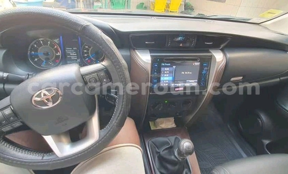 Sayi Na hannu Toyota Fortuner Black Mota in Douala a Ƙasar Kamaru Sayi Na hannu Toyota Fortuner Black Mota in Douala a Ƙasar Kamaru
