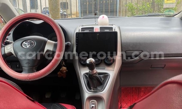 Sayi Sabo Toyota Auris Blue Mota in Douala a Ƙasar Kamaru Sayi Sabo Toyota Auris Blue Mota in Douala a Ƙasar Kamaru