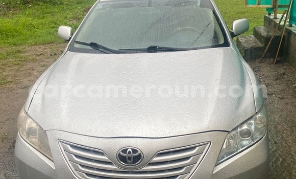 Sayi Na hannu Toyota Camry Azurfa Mota in Douala a Ƙasar Kamaru