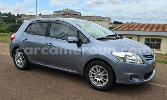 Sayi Na hannu Toyota Auris Blue Mota in Yaounde a Babban Kamaru