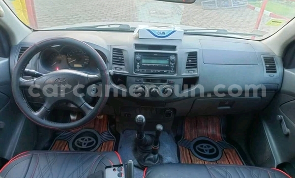 Sayi Na hannu Toyota Hilux White Mota in Douala a Ƙasar Kamaru Sayi Na hannu Toyota Hilux White Mota in Douala a Ƙasar Kamaru