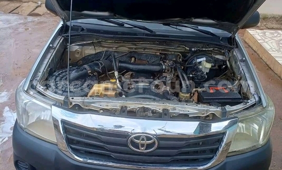 Sayi Na hannu Toyota Hilux White Mota in Douala a Ƙasar Kamaru Sayi Na hannu Toyota Hilux White Mota in Douala a Ƙasar Kamaru
