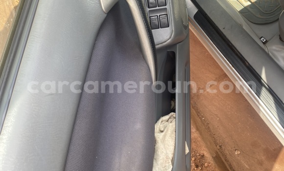Sayi Sabo Toyota RAV4 Azurfa Mota in Yaounde a Babban Kamaru Sayi Sabo Toyota RAV4 Azurfa Mota in Yaounde a Babban Kamaru