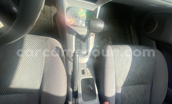 Sayi Sabo Toyota RAV4 Azurfa Mota in Yaounde a Babban Kamaru Sayi Sabo Toyota RAV4 Azurfa Mota in Yaounde a Babban Kamaru